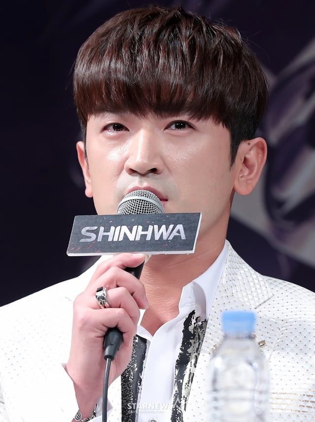 그룹 신화 이민우가 25일 오후 서울 송파구 방이동 올림픽홀 뮤즈라이브에서 열린 데뷔 20주년 기념 'SHINHWA TWENTY FANPARTY 'ALL YOUR DREAMS'' 기자회견에서 인사말을 하고 있다. /사진=김창현 기자 chmt@
