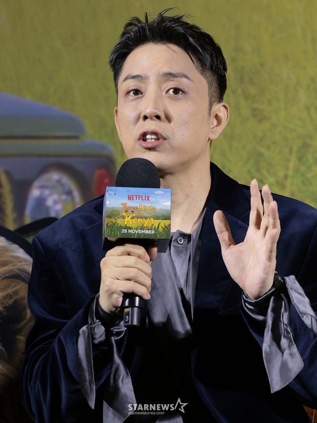 (서울=뉴스1) 권현진 기자 = 가수 은지원이 25일 오전 서울 용산구 CGV용산아이파크몰에서 열린 넷플릭스 예능 '케냐 간 세끼(연출 나영석 김예슬/작가 이우정)' 제작보고회에서 인사말을 하고 있다. '?케냐 간 세끼'?는 나영석 PD가 넷플릭스에서 첫 선을 보이는 예능으로 웃음 메이커 3인방 이수근, 은지원, 규현 아프리카 여행기를 담았다. 2025.11.25/뉴스1 Copyright © 뉴스1. All rights reserved. 무단 전재 및 재배포, AI학습 이용 금지. /사진=(서울=뉴스1) 권현진 기자