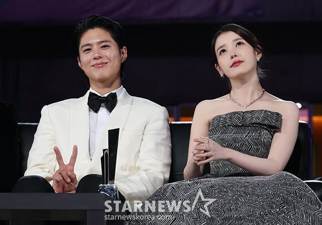 배우 박보검과 아이유가 6일 가오슝 내셔널 스타디움에서 진행된 스타뉴스 주최 '10주년 아시아 아티스트 어워즈 2025(10th Anniversary Asia Artist Awards 2025, '10주년 AAA 2025')에서 카메라를 향해 포즈를 취하고 있다.   12월 6일~7일 양일에 걸쳐 가오슝 내셔널 스타디움에서 펼쳐지는 '10주년 아시아 아티스트 어워즈 2025(10th Anniversary Asia Artist Awards 2025, '10주년 AAA 2025')'와 페스타 'ACON 2025'는 MTN(머니투데이방송)과 위버스(Weve /사진=김진경 kim.jinkyung@