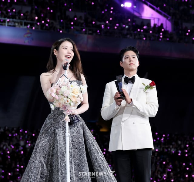 AAA 베스트 커플상 박보검 아이유가  6일 대만 가오슝 내셔널 스타디움에서 진행된 스타뉴스 주최 '10주년 아시아 아티스트 어워즈 2025(10th Anniversary Asia Artist Awards 2025, '10주년 AAA 2025')에서 수상소감을 전하고 있다. 12월 6일~7일 양일에 걸쳐 가오슝 내셔널 스타디움에서 펼쳐지는 '10주년 아시아 아티스트 어워즈 2025(10th Anniversary Asia Artist Awards 2025, '10주년 AAA 2025')'와 페스타 'ACON 2025'는 MTN(머니투데이방송)과 위버스(Weverse)를 통해 각각 TV와 온라인 스트리밍으로 생중계 된다. 2025.12.06 /사진=강영조 cameratalks@