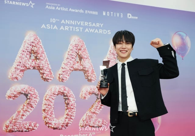 배우 강유석이 6일 가오슝 내셔널 스타디움에서 진행된 스타뉴스 주최 '10주년 아시아 아티스트 어워즈 2025(10th Anniversary Asia Artist Awards 2025, '10주년 AAA 2025')에서 배우부문 AAA 이모티브 상을 수상한 뒤 포즈를 취하고 있다.   12월 6일~7일 양일에 걸쳐 가오슝 내셔널 스타디움에서 펼쳐지는 '10주년 아시아 아티스트 어워즈 2025(10th Anniversary Asia Artist Awards 2025, '10주년 AAA 2025')'와 페스타 'ACON 2025'는 MTN(머니투데이방송)과 위버스(Weverse)를 통해 각각 TV와 온라인 스트리밍으로 생중계 된다.  /2025.12.06 /사진=이동훈 photoguy@