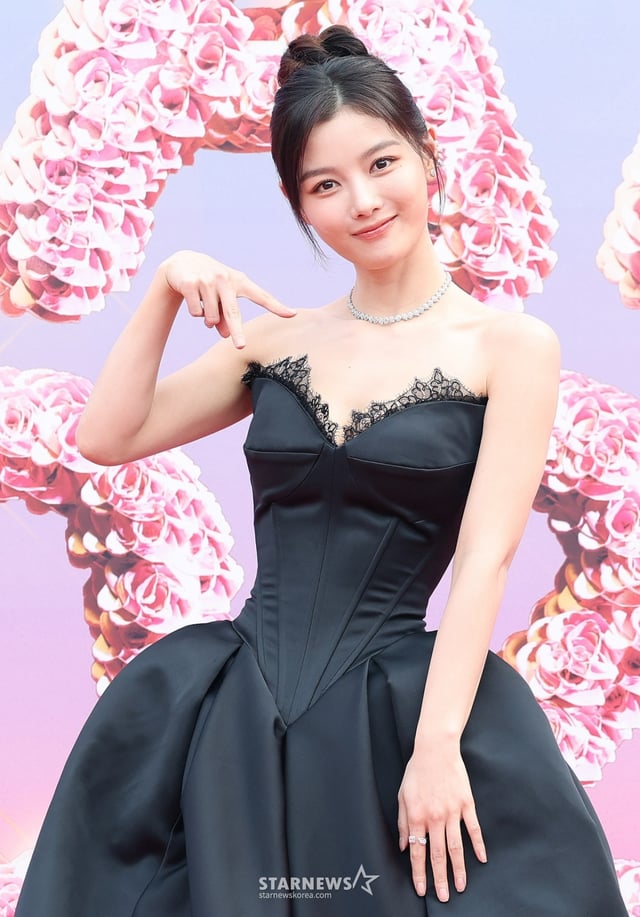 배우 김유정이 6일 가오슝 내셔널 스타디움에서 진행된 스타뉴스 주최 '10주년 아시아 아티스트 어워즈 2025(10th Anniversary Asia Artist Awards 2025, '10주년 AAA 2025') 레드카펫 행사에 참석해 포즈를 취하고 있다. 12월 6일~7일 양일에 걸쳐 가오슝 내셔널 스타디움에서 펼쳐지는 '10주년 아시아 아티스트 어워즈 2025(10th Anniversary Asia Artist Awards 2025, '10주년 AAA 2025')'와 페스타 'ACON 2025'는 MTN(머니투데이방송)과 위버스(Weverse)를 통해 각각 TV와 온라인 스트리밍으로 생중계 된다. /2025.12.06 /사진=이동훈 photoguy@