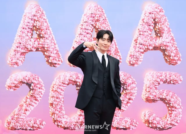 배우 이준혁이 6일 가오슝 내셔널 스타디움에서 진행된 스타뉴스 주최 '10주년 아시아 아티스트 어워즈 2025(10th Anniversary Asia Artist Awards 2025, '10주년 AAA 2025') 레드카펫 행사에 참석해 포즈를 취하고 있다. 12월 6일~7일 양일에 걸쳐 가오슝 내셔널 스타디움에서 펼쳐지는 '10주년 아시아 아티스트 어워즈 2025(10th Anniversary Asia Artist Awards 2025, '10주년 AAA 2025')'와 페스타 'ACON 2025'는 MTN(머니투데이방송)과 위버스(Weverse)를 통해 각각 TV와 온라인 스트리밍으로 생중계 된다. /2025.12.06 /사진=이동훈 photoguy@