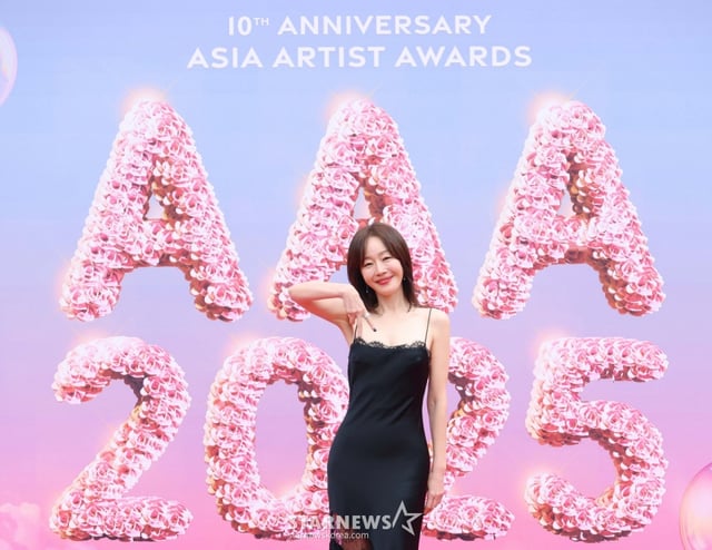 배우 엄지원이 6일 가오슝 내셔널 스타디움에서 진행된 스타뉴스 주최 '10주년 아시아 아티스트 어워즈 2025(10th Anniversary Asia Artist Awards 2025, '10주년 AAA 2025') 레드카펫 행사에 참석해 포즈를 취하고 있다. 12월 6일~7일 양일에 걸쳐 가오슝 내셔널 스타디움에서 펼쳐지는 '10주년 아시아 아티스트 어워즈 2025(10th Anniversary Asia Artist Awards 2025, '10주년 AAA 2025')'와 페스타 'ACON 2025'는 MTN(머니투데이방송)과 위버스(Weverse)를 통해 각각 TV와 온라인 스트리밍으로 생중계 된다. /2025.12.06 /사진=이동훈 photoguy@
