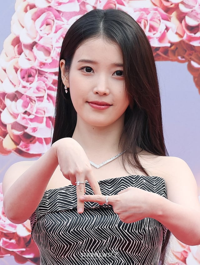 배우 아이유가 6일 가오슝 내셔널 스타디움에서 진행된 스타뉴스 주최 '10주년 아시아 아티스트 어워즈 2025(10th Anniversary Asia Artist Awards 2025, '10주년 AAA 2025') 레드카펫 행사에 참석해 포즈를 취하고 있다.   12월 6일~7일 양일에 걸쳐 가오슝 내셔널 스타디움에서 펼쳐지는 '10주년 아시아 아티스트 어워즈 2025(10th Anniversary Asia Artist Awards 2025, '10주년 AAA 2025')'와 페스타 'ACON 2025'는 MTN(머니투데이방송)과 위버스(Weverse)를 통해 각각 TV와 온라인 스트리밍으로 생중계 된다.  /2025.12.06 /사진=이동훈 photoguy@