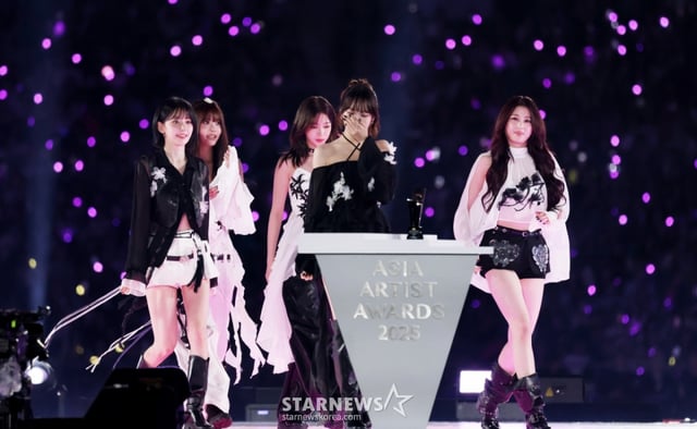 그룹 르세라핌이 6일 가오슝 내셔널 스타디움에서 진행된 스타뉴스 주최 '10주년 아시아 아티스트 어워즈 2025(10th Anniversary Asia Artist Awards 2025, '10주년 AAA 2025')에서 올해의 뮤직 아이콘 상을 수상하기 위해 단상에 오르고 있다.  12월 6일~7일 양일에 걸쳐 가오슝 내셔널 스타디움에서 펼쳐지는 '10주년 아시아 아티스트 어워즈 2025(10th Anniversary Asia Artist Awards 2025, '10주년 AAA 2025')'와 페스타 'ACON 2025'는 MTN(머니투데이방송)과 위버스(Weverse)를 통해 각각 TV와 온라인 스트리밍으로 생중계 된다.  /2025.12.06 /사진=김휘선 hwijpg@