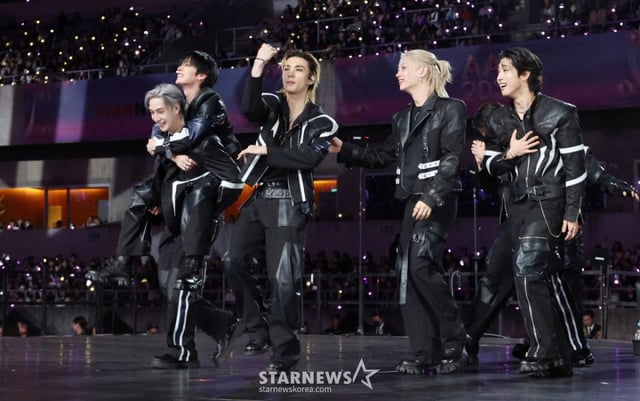 스트레이키즈가 6일 가오슝 내셔널 스타디움에서 진행된 스타뉴스 주최 '10주년 아시아 아티스트 어워즈 2025(10th Anniversary Asia Artist Awards 2025, '10주년 AAA 2025')에서 대상에 호명되자 환호하며 무대를 향하고 있다. 12월 6일~7일 양일에 걸쳐 가오슝 내셔널 스타디움에서 펼쳐지는 '10주년 아시아 아티스트 어워즈 2025(10th Anniversary Asia Artist Awards 2025, '10주년 AAA 2025')'와 페스타 'ACON 2025'는 MTN(머니투데이방송)과 위버스(Weverse)를 통해 각각 TV와 온라인 스트리밍으로 생중계 된다. /사진=김진경 kim.jinkyung@