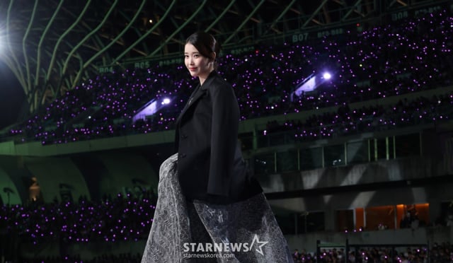 배우 아이유가 6일 가오슝 내셔널 스타디움에서 진행된 스타뉴스 주최 '10주년 아시아 아티스트 어워즈 2025(10th Anniversary Asia Artist Awards 2025, '10주년 AAA 2025')에서 대상에 호명된 후 관중의 축하를 받으며 무대로 향하고 있다. 12월 6일~7일 양일에 걸쳐 가오슝 내셔널 스타디움에서 펼쳐지는 '10주년 아시아 아티스트 어워즈 2025(10th Anniversary Asia Artist Awards 2025, '10주년 AAA 2025')'와 페스타 'ACON 2025'는 MTN(머니투데이방송)과 위버스(Weverse)를 통해 각각 TV와 온라인 스트리밍으로 생중계 된다. /사진=김진경 kim.jinkyung@