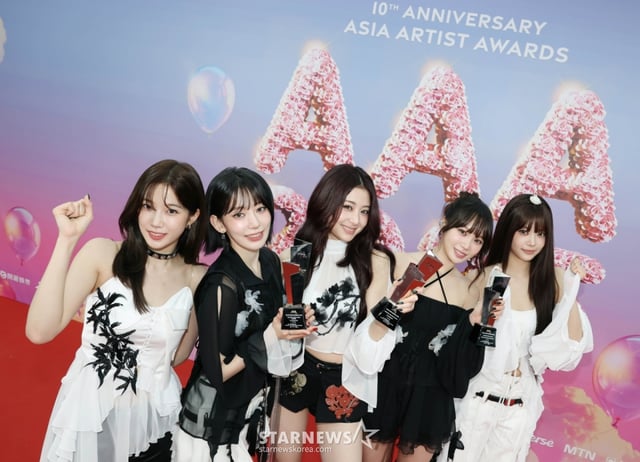 걸그룹 르세라핌이 6일 가오슝 내셔널 스타디움에서 진행된 스타뉴스 주최 '10주년 아시아 아티스트 어워즈 2025(10th Anniversary Asia Artist Awards 2025, '10주년 AAA 2025')에서 대상 올해의 뮤직 아이콘, 베스트 아티스트, 베스트 초이스(김채원)상을 수상한 뒤 포즈를 취하고 있다. 12월 6일~7일 양일에 걸쳐 가오슝 내셔널 스타디움에서 펼쳐지는 '10주년 아시아 아티스트 어워즈 2025(10th Anniversary Asia Artist Awards 2025, '10주년 AAA 2025')'와 페스타 'ACON 2025'는 MTN(머니투데이방송)과 위버스(Weverse)를 통해 각각 TV와 온라인 스트리밍으로 생중계 된다. /2025.12.06 /사진=이동훈 photoguy@