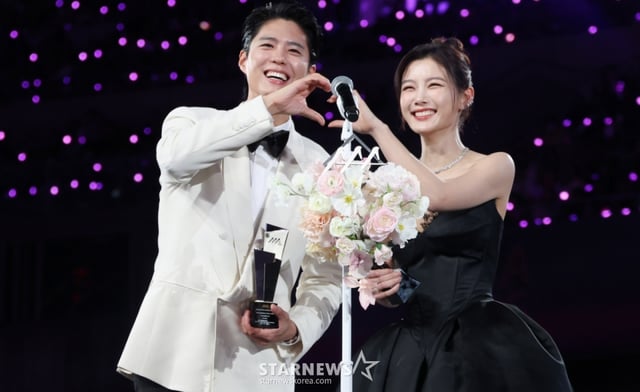 배우 박보검과 김유정이 6일 가오슝 내셔널 스타디움에서 진행된 스타뉴스 주최 '10주년 아시아 아티스트 어워즈 2025(10th Anniversary Asia Artist Awards 2025, '10주년 AAA 2025')에서 수상 소감을 밝히고 있다.  /사진=김진경 kim.jinkyung@