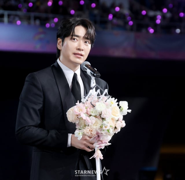 AAA 베스트 아티스트상 이준혁이  6일 대만 가오슝 내셔널 스타디움에서 진행된 스타뉴스 주최 '10주년 아시아 아티스트 어워즈 2025(10th Anniversary Asia Artist Awards 2025, '10주년 AAA 2025')에서 수상소감을 전하고 있다. 2025.12.06 /사진=강영조 cameratalks@