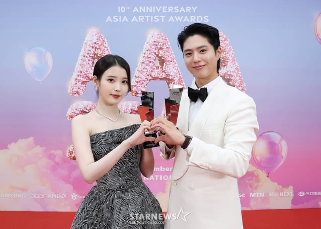 배우 아이유, 박보검이 6일 가오슝 내셔널 스타디움에서 진행된 스타뉴스 주최 '10주년 아시아 아티스트 어워즈 2025(10th Anniversary Asia Artist Awards 2025, '10주년 AAA 2025')에서 베스트 커플상을 수상한 뒤 포즈를 취하고 있다. /2025.12.06 /사진=이동훈 photoguy@