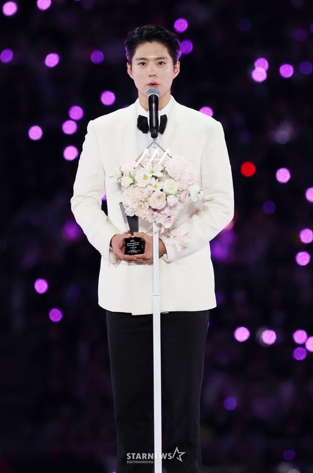 배우 박보검이 6일 가오슝 내셔널 스타디움에서 진행된 스타뉴스 주최 '10주년 아시아 아티스트 어워즈 2025(10th Anniversary Asia Artist Awards 2025, '10주년 AAA 2025')에서 올해의 남우주연상을 수상한 뒤 수상소감을 전하고 있다. /2025.12.06 /사진=김휘선 hwijpg@