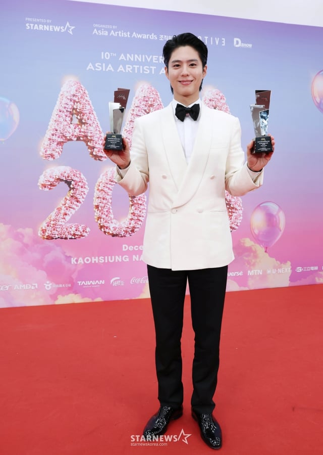 배우 박보검이 6일 가오슝 내셔널 스타디움에서 진행된 스타뉴스 주최 '10주년 아시아 아티스트 어워즈 2025(10th Anniversary Asia Artist Awards 2025, '10주년 AAA 2025')에서 대상 올해의 남우주연상, 10 레전더리 커플, 베스트 아티스트, 아시아 셀러브리티, 베스트 커플 상을 수상한 뒤 포즈를 취하고 있다. /2025.12.06 /사진=이동훈 photoguy@