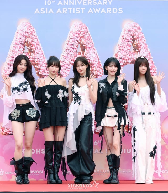 걸그룹 르세라핌이 6일 가오슝 내셔널 스타디움에서 진행된 스타뉴스 주최 '10주년 아시아 아티스트 어워즈 2025(10th Anniversary Asia Artist Awards 2025, '10주년 AAA 2025') 레드카펫 행사에 참석해 포즈를 취하고 있다. /2025.12.06 /사진=이동훈 photoguy@