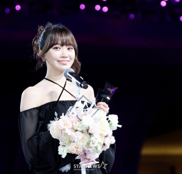 AAA 베스트 초이스 르세라핌 김채원이 6일 가오슝 내셔널 스타디움에서 진행된 스타뉴스 주최 '10주년 아시아 아티스트 어워즈 2025(10th Anniversary Asia Artist Awards 2025, '10주년 AAA 2025')에서 수상소감을 전하고 있다. 2025.12.06 /사진=강영조 cameratalks@