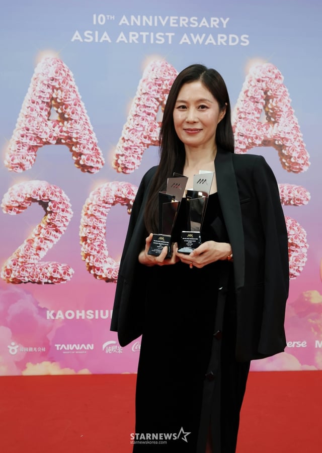 배우 문소리가 6일 가오슝 내셔널 스타디움에서 진행된 스타뉴스 주최 '10주년 아시아 아티스트 어워즈 2025(10th Anniversary Asia Artist Awards 2025, '10주년 AAA 2025')에서 대상 올해의 여우주연상, 베스트 아티스트 상을 수상한 뒤 포즈를 취하고 있다.  /2025.12.06 /사진=이동훈 photoguy@