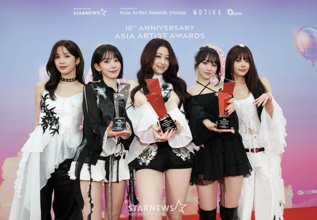 걸그룹 르세라핌이 6일 가오슝 내셔널 스타디움에서 진행된 스타뉴스 주최 '10주년 아시아 아티스트 어워즈 2025(10th Anniversary Asia Artist Awards 2025, '10주년 AAA 2025')에서 대상 올해의 뮤직 아이콘, 베스트 아티스트, 베스트 초이스(김채원)상을 수상한 뒤 포즈를 취하고 있다. 12월 6일~7일 양일에 걸쳐 가오슝 내셔널 스타디움에서 펼쳐지는 '10주년 아시아 아티스트 어워즈 2025(10th Anniversary Asia Artist Awards 2025, '10주년 AAA 2025')'와 페스타 'ACON 2025'는 MTN(머니투데이방송)과 위버스(Weverse)를 통해 각각 TV와 온라인 스트리밍으로 생중계 된다. /2025.12.06 /사진=이동훈 photoguy@