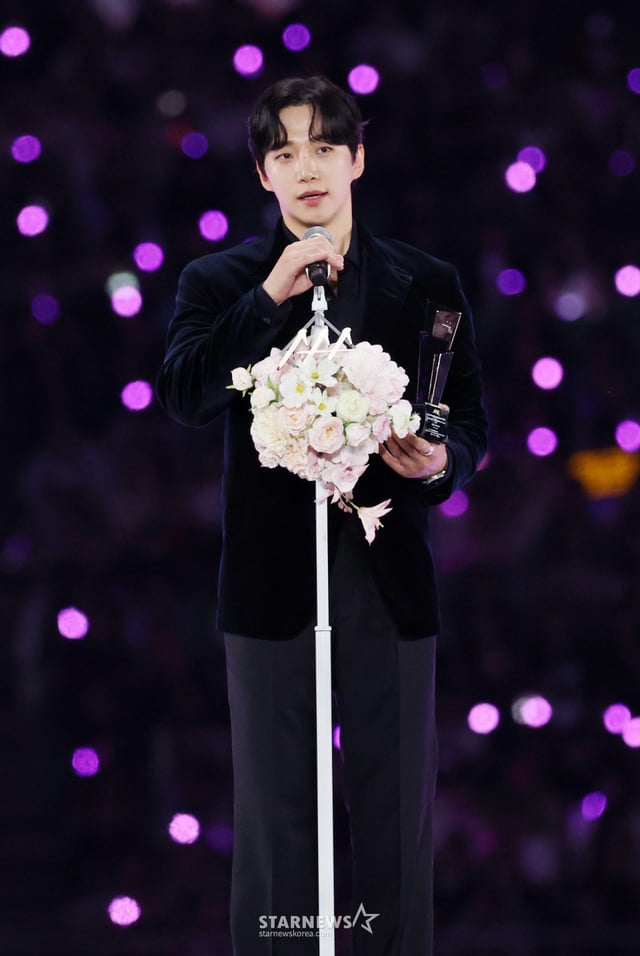 배우 이준호가 6일 가오슝 내셔널 스타디움에서 진행된 스타뉴스 주최 '10주년 아시아 아티스트 어워즈 2025(10th Anniversary Asia Artist Awards 2025, '10주년 AAA 2025')에서 올해의 남우주연상을 수상한 뒤 수상소감을 전하고 있다. 12월 6일~7일 양일에 걸쳐 가오슝 내셔널 스타디움에서 펼쳐지는 '10주년 아시아 아티스트 어워즈 2025(10th Anniversary Asia Artist Awards 2025, '10주년 AAA 2025')'와 페스타 'ACON 2025'는 MTN(머니투데이방송)과 위버스(Weverse)를 통해 각각 TV와 온라인 스트리밍으로 생중계 된다. /2025.12.06 /사진=김휘선 hwijpg@