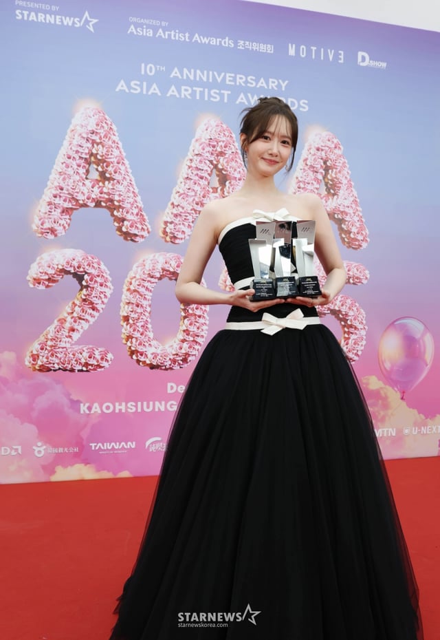 배우 임윤아가 6일 가오슝 내셔널 스타디움에서 진행된 스타뉴스 주최 '10주년 아시아 아티스트 어워즈 2025(10th Anniversary Asia Artist Awards 2025, '10주년 AAA 2025')에서 대상 올해의 여우주연상, 베스트 아티스트, 아시아스타상을 수상한 뒤 포즈를 취하고 있다. 12월 6일~7일 양일에 걸쳐 가오슝 내셔널 스타디움에서 펼쳐지는 '10주년 아시아 아티스트 어워즈 2025(10th Anniversary Asia Artist Awards 2025, '10주년 AAA 2025')'와 페스타 'ACON 2025'는 MTN(머니투데이방송)과 위버스(Weverse)를 통해 각각 TV와 온라인 스트리밍으로 생중계 된다. /2025.12.06 /사진=이동훈 photoguy@