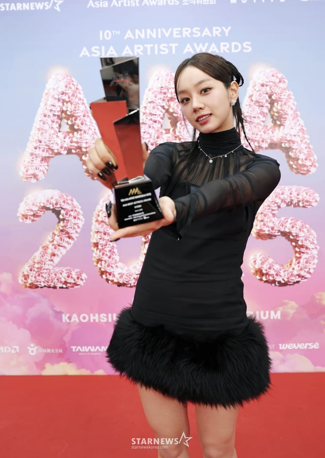 배우 이혜리가 6일 가오슝 내셔널 스타디움에서 진행된 스타뉴스 주최 '10주년 아시아 아티스트 어워즈 2025(10th Anniversary Asia Artist Awards 2025, '10주년 AAA 2025')에서 베스트엑터 상을 수상한 뒤 포즈를 취하고 있다. 12월 6일~7일 양일에 걸쳐 가오슝 내셔널 스타디움에서 펼쳐지는 '10주년 아시아 아티스트 어워즈 2025(10th Anniversary Asia Artist Awards 2025, '10주년 AAA 2025')'와 페스타 'ACON 2025'는 MTN(머니투데이방송)과 위버스(Weverse)를 통해 각각 TV와 온라인 스트리밍으로 생중계 된다. /2025.12.06 /사진=이동훈 photoguy@