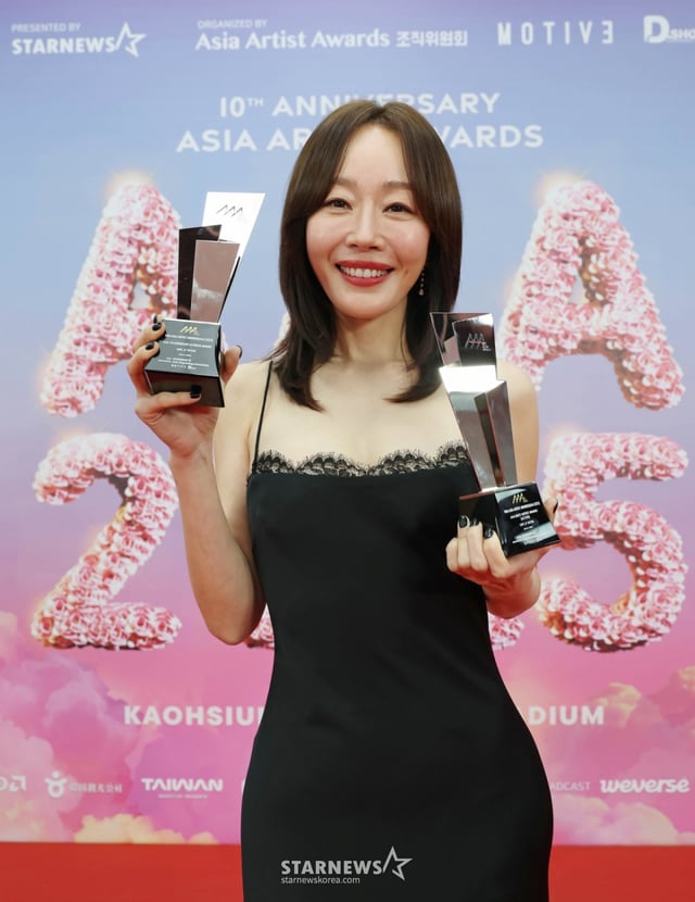 배우 엄지원이 6일 가오슝 내셔널 스타디움에서 진행된 스타뉴스 주최 '10주년 아시아 아티스트 어워즈 2025(10th Anniversary Asia Artist Awards 2025, '10주년 AAA 2025')에서 AAA 10 레전더리 여자배우, 베스트 아티스트상을 수상한 뒤 포즈를 취하고 있다. 12월 6일~7일 양일에 걸쳐 가오슝 내셔널 스타디움에서 펼쳐지는 '10주년 아시아 아티스트 어워즈 2025(10th Anniversary Asia Artist Awards 2025, '10주년 AAA 2025')'와 페스타 'ACON 2025'는 MTN(머니투데이방송)과 위버스(Weverse)를 통해 각각 TV와 온라인 스트리밍으로 생중계 된다. /2025.12.06 /사진=이동훈 photoguy@