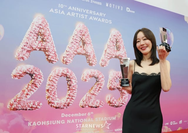 배우 엄지원이 6일 가오슝 내셔널 스타디움에서 진행된 스타뉴스 주최 '10주년 아시아 아티스트 어워즈 2025(10th Anniversary Asia Artist Awards 2025, '10주년 AAA 2025')에서 AAA 10 레전더리 여자배우, 베스트 아티스트상을 수상한 뒤 포즈를 취하고 있다. 12월 6일~7일 양일에 걸쳐 가오슝 내셔널 스타디움에서 펼쳐지는 '10주년 아시아 아티스트 어워즈 2025(10th Anniversary Asia Artist Awards 2025, '10주년 AAA 2025')'와 페스타 'ACON 2025'는 MTN(머니투데이방송)과 위버스(Weverse)를 통해 각각 TV와 온라인 스트리밍으로 생중계 된다. /2025.12.06 /사진=이동훈 photoguy@