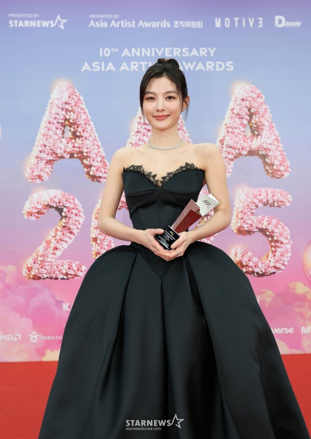배우 김유정이 6일 가오슝 내셔널 스타디움에서 진행된 스타뉴스 주최 '10주년 아시아 아티스트 어워즈 2025(10th Anniversary Asia Artist Awards 2025, '10주년 AAA 2025')에서 베스트 아티스트상을 수상한 뒤 포즈를 취하고 있다. /2025.12.06 /사진=이동훈 photoguy@