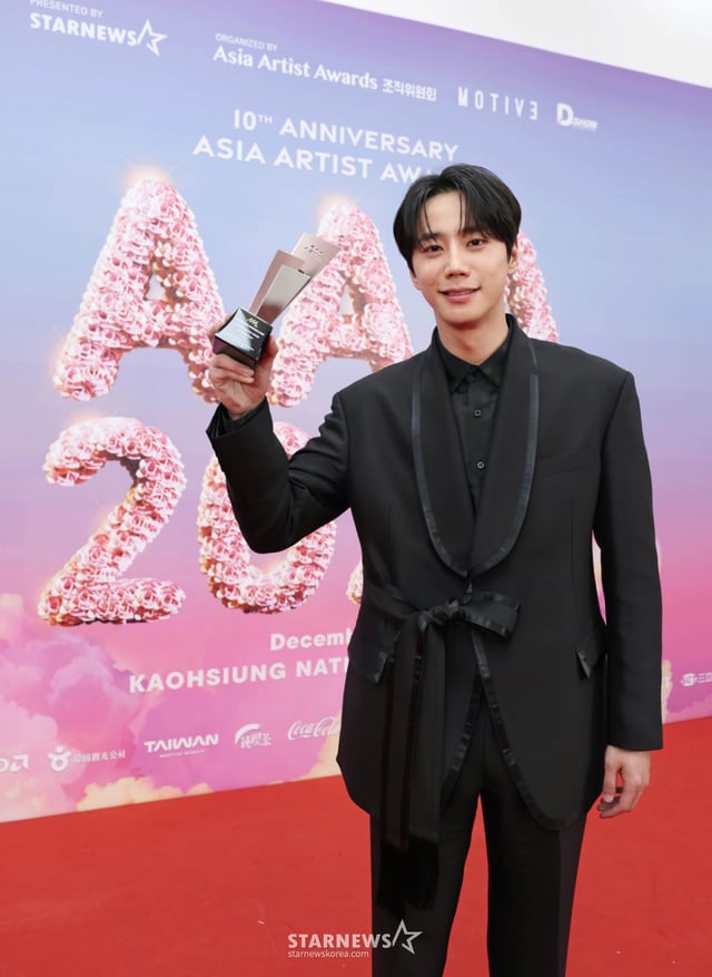 배우 이준영이 6일 가오슝 내셔널 스타디움에서 진행된 스타뉴스 주최 '10주년 아시아 아티스트 어워즈 2025(10th Anniversary Asia Artist Awards 2025, '10주년 AAA 2025')에서 베스트엑터 상을 수상한 뒤 포즈를 취하고 있다. 12월 6일~7일 양일에 걸쳐 가오슝 내셔널 스타디움에서 펼쳐지는 '10주년 아시아 아티스트 어워즈 2025(10th Anniversary Asia Artist Awards 2025, '10주년 AAA 2025')'와 페스타 'ACON 2025'는 MTN(머니투데이방송)과 위버스(Weverse)를 통해 각각 TV와 온라인 스트리밍으로 생중계 된다. /2025.12.06 /사진=이동훈 photoguy@