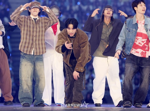 가수 겸 배우 이준영이 6일 가오슝 내셔널 스타디움에서 진행된 스타뉴스 주최 '10주년 아시아 아티스트 어워즈 2025(10th Anniversary Asia Artist Awards 2025, '10주년 AAA 2025')에서 멋진 무대를 선보이고 있다. 12월 6일~7일 양일에 걸쳐 가오슝 내셔널 스타디움에서 펼쳐지는 '10주년 아시아 아티스트 어워즈 2025(10th Anniversary Asia Artist Awards 2025, '10주년 AAA 2025')'와 페스타 'ACON 2025'는 MTN(머니투데이방송)과 위버스(Weverse)를 통해 각각 TV와 온라인 스트리밍으로 생중계 된다. /2025.12.06 /사진=김휘선 hwijpg@