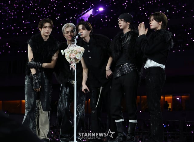 투어스가 6일 가오슝 내셔널 스타디움에서 진행된 스타뉴스 주최 '10주년 아시아 아티스트 어워즈 2025(10th Anniversary Asia Artist Awards 2025, '10주년 AAA 2025')에서 수상 소감을 밝히고 있다. 12월 6일~7일 양일에 걸쳐 가오슝 내셔널 스타디움에서 펼쳐지는 '10주년 아시아 아티스트 어워즈 2025(10th Anniversary Asia Artist Awards 2025, '10주년 AAA 2025')'와 페스타 'ACON 2025'는 MTN(머니투데이방송)과 위버스(Weverse)를 통해 각각 TV와 온라인 스트리밍으로 생중계 된다. /사진=김진경 kim.jinkyung@