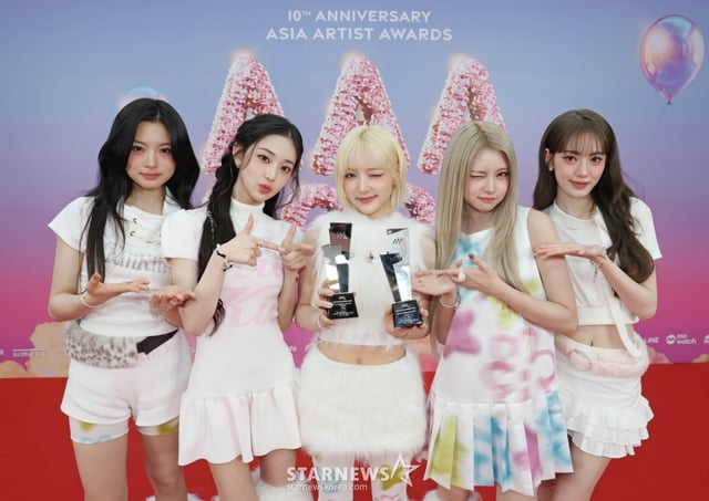 걸그룹 키키가 6일 가오슝 내셔널 스타디움에서 진행된 스타뉴스 주최 '10주년 아시아 아티스트 어워즈 2025(10th Anniversary Asia Artist Awards 2025, '10주년 AAA 2025')에서 신인상을 수상한 뒤 포즈를 취하고 있다. 12월 6일~7일 양일에 걸쳐 가오슝 내셔널 스타디움에서 펼쳐지는 '10주년 아시아 아티스트 어워즈 2025(10th Anniversary Asia Artist Awards 2025, '10주년 AAA 2025')'와 페스타 'ACON 2025'는 MTN(머니투데이방송)과 위버스(Weverse)를 통해 각각 TV와 온라인 스트리밍으로 생중계 된다. /2025.12.06 /사진=이동훈 photoguy@