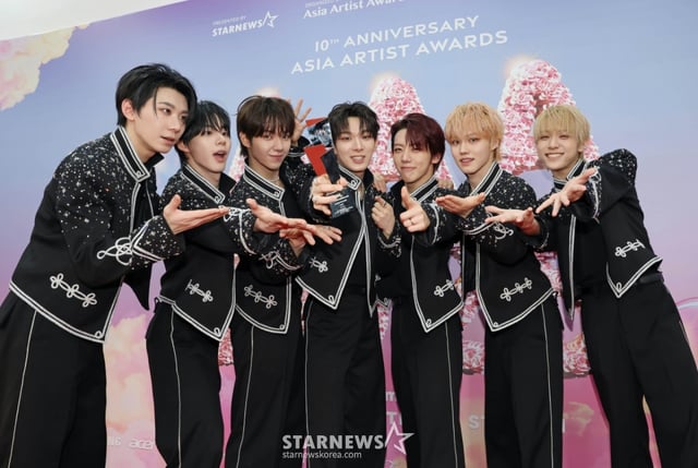 그룹 아홉이 6일 가오슝 내셔널 스타디움에서 진행된 스타뉴스 주최 '10주년 아시아 아티스트 어워즈 2025(10th Anniversary Asia Artist Awards 2025, '10주년 AAA 2025')에서 베스트 뉴아티스트 상을 수상한 뒤 포즈를 취하고 있다. 12월 6일~7일 양일에 걸쳐 가오슝 내셔널 스타디움에서 펼쳐지는 '10주년 아시아 아티스트 어워즈 2025(10th Anniversary Asia Artist Awards 2025, '10주년 AAA 2025')'와 페스타 'ACON 2025'는 MTN(머니투데이방송)과 위버스(Weverse)를 통해 각각 TV와 온라인 스트리밍으로 생중계 된다. /2025.12.06 /사진=이동훈 photoguy@