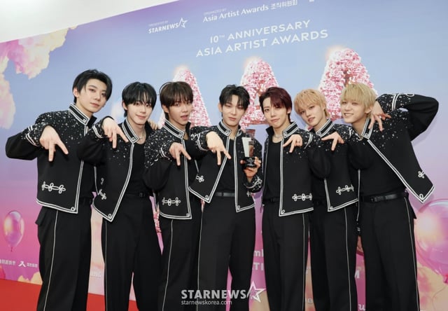 그룹 아홉이 6일 가오슝 내셔널 스타디움에서 진행된 스타뉴스 주최 '10주년 아시아 아티스트 어워즈 2025(10th Anniversary Asia Artist Awards 2025, '10주년 AAA 2025')에서 베스트 뉴아티스트 상을 수상한 뒤 포즈를 취하고 있다. 12월 6일~7일 양일에 걸쳐 가오슝 내셔널 스타디움에서 펼쳐지는 '10주년 아시아 아티스트 어워즈 2025(10th Anniversary Asia Artist Awards 2025, '10주년 AAA 2025')'와 페스타 'ACON 2025'는 MTN(머니투데이방송)과 위버스(Weverse)를 통해 각각 TV와 온라인 스트리밍으로 생중계 된다. /2025.12.06 /사진=이동훈 photoguy@