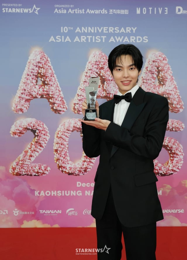 배우 박윤호가 6일 가오슝 내셔널 스타디움에서 진행된 스타뉴스 주최 '10주년 아시아 아티스트 어워즈 2025(10th Anniversary Asia Artist Awards 2025, '10주년 AAA 2025')에서 신인상을 수상한 뒤 포즈를 취하고 있다.  12월 6일~7일 양일에 걸쳐 가오슝 내셔널 스타디움에서 펼쳐지는 '10주년 아시아 아티스트 어워즈 2025(10th Anniversary Asia Artist Awards 2025, '10주년 AAA 2025')'와 페스타 'ACON 2025'는 MTN(머니투데이방송)과 위버스(Weverse)를 통해 각각 TV와 온라인 스트리밍으로 생중계 된다. /2025.12.06 /사진=이동훈 photoguy@