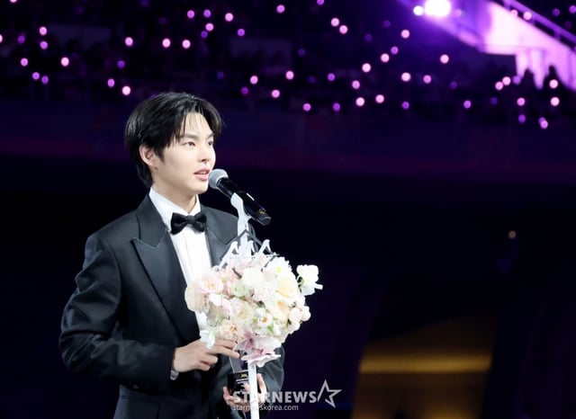 AAA Rookie of the year 박윤호가 6일 가오슝 내셔널 스타디움에서 진행된 스타뉴스 주최 '10주년 아시아 아티스트 어워즈 2025(10th Anniversary Asia Artist Awards 2025, '10주년 AAA 2025')에서 수상소감을 전하고 있다. 12월 6일~7일 양일에 걸쳐 가오슝 내셔널 스타디움에서 펼쳐지는 '10주년 아시아 아티스트 어워즈 2025(10th Anniversary Asia Artist Awards 2025, '10주년 AAA 2025')'와 페스타 'ACON 2025'는 MTN(머니투데이방송)과 위버스(Weverse)를 통해 각각 TV와 온라인 스트리밍으로 생중계 된다. 2025.12.06   AAA Rookie of the year 박윤호가 6일 가오슝 내셔널 스타디움에서 진행된 스타뉴스 주최 '10주년 아시아 아티스트 어워즈 2025(10th Anniversary Asia Artist Awards 2025, '10주년 AAA 2025')에서 수상소감을 전하고 있다. 12월 6일~7일 양일에 걸쳐 가오슝 내셔널 스타디움에서 펼쳐지는 '10주년 아시아 아티스트 어워즈 2025(10th Anniversary Asia Artist Awards 2025, '10주년 AAA 2025')'와 페스타 'ACON 2025'는 MTN(머니투데이방송)과 위버스(Weverse)를 통해 각각 TV와 온라인 스트리밍으로 생중계 된다. 2025.12.06 /사진=강영조 cameratalks@