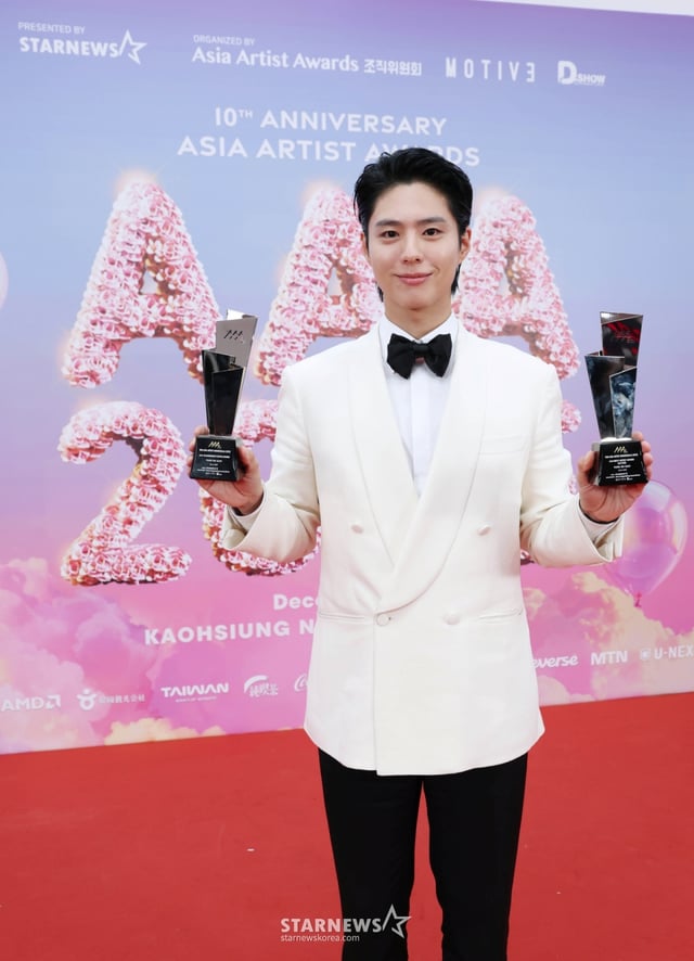 배우 박보검이 6일 가오슝 내셔널 스타디움에서 진행된 스타뉴스 주최 '10주년 아시아 아티스트 어워즈 2025(10th Anniversary Asia Artist Awards 2025, '10주년 AAA 2025')에서 대상 올해의 남우주연상, 10 레전더리 커플, 베스트 아티스트, 아시아 셀러브리티, 베스트 커플 상을 수상한 뒤 포즈를 취하고 있다. 12월 6일~7일 양일에 걸쳐 가오슝 내셔널 스타디움에서 펼쳐지는 '10주년 아시아 아티스트 어워즈 2025(10th Anniversary Asia Artist Awards 2025, '10주년 AAA 2025')'와 페스타 'ACON 2025'는 MTN(머니투데이방송)과 위버스(Weverse)를 통해 각각 TV와 온라인 스트리밍으로 생중계 된다. /2025.12.06 /사진=이동훈 photoguy@