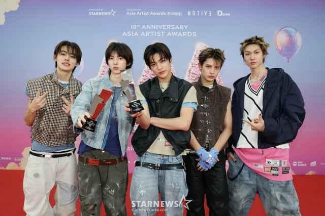 그룹 코르티스가 6일 가오슝 내셔널 스타디움에서 진행된 스타뉴스 주최 '10주년 아시아 아티스트 어워즈 2025(10th Anniversary Asia Artist Awards 2025, '10주년 AAA 2025')에서 신인상, 베스트 퍼포먼스상을 수상한 뒤 포즈를 취하고 있다. /2025.12.06 /사진=이동훈 photoguy@
