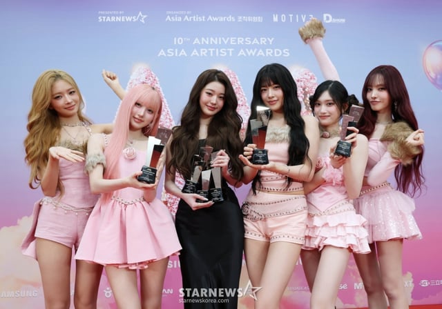 걸그룹 아이브가 6일 가오슝 내셔널 스타디움에서 진행된 스타뉴스 주최 '10주년 아시아 아티스트 어워즈 2025(10th Anniversary Asia Artist Awards 2025, '10주년 AAA 2025')에서 대상 올해의 노래, 베스트 아티스트, 베스트 K팝 레코드 상등을 수상한 뒤 포즈를 취하고 있다. 12월 6일~7일 양일에 걸쳐 가오슝 내셔널 스타디움에서 펼쳐지는 '10주년 아시아 아티스트 어워즈 2025(10th Anniversary Asia Artist Awards 2025, '10주년 AAA 2025')'와 페스타 'ACON 2025'는 MTN(머니투데이방송)과 위버스(Weverse)를 통해 각각 TV와 온라인 스트리밍으로 생중계 된다. /2025.12.06 /사진=이동훈 photoguy@