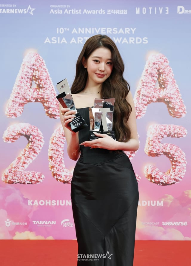 걸그룹 아이브 장원영이 6일 가오슝 내셔널 스타디움에서 진행된 스타뉴스 주최 '10주년 아시아 아티스트 어워즈 2025(10th Anniversary Asia Artist Awards 2025, '10주년 AAA 2025')에서 10 GRAND PRESENCE OF K-POP, 심볼 오브 AAA, 아시아 셀러리티 상을 수상한 뒤 포즈를 취하고 있다. 12월 6일~7일 양일에 걸쳐 가오슝 내셔널 스타디움에서 펼쳐지는 '10주년 아시아 아티스트 어워즈 2025(10th Anniversary Asia Artist Awards 2025, '10주년 AAA 2025')'와 페스타 'ACON 2025'는 MTN(머니투데이방송)과 위버스(Weverse)를 통해 각각 TV와 온라인 스트리밍으로 생중계 된다. /2025.12.06 /사진=이동훈 photoguy@