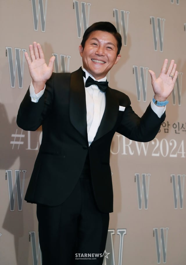 코미디언 조세호가 14일 오후 서울 광화문 포시즌스 호텔에서 진행된 제19회 W코리아 유방암 인식 향상 캠페인 자선 행사에 참석해 포즈를 취하고 있다. /2024.10.14 /사진=이동훈