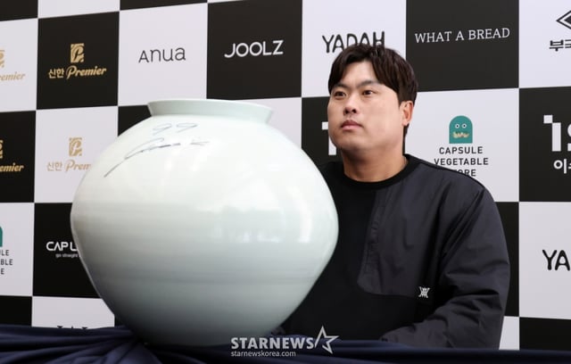 류현진과 배지헌이 12일 횡성군 벨라45컨트리클럽에서 열린 자선기금 마련을 위한 '이수그룹과 함꼐하는 2025 류현진재단 자선골프대회'에서 포토타임을 갖고 있다. 2025.11.12. /사진=강영조 cameratalks@