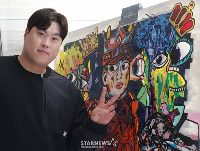 (횡성=뉴스1) 권현진 기자 = 류현진 이사장이 12일 강원도 횡성군 벨라45 컨트리클럽에서 열린 ‘이수그룹과 함께하는 2025 류현진 재단 자선골프대회’에서 작가 루도의 '몬스터 단 한명의 스타' 작품 앞에서 포즈를 취하고 있다. 2025.11.12/뉴스1  Copyright © 뉴스1. All rights reserved. 무단 전재 및 재배포,  AI학습 이용 금지. /사진=(횡성=뉴스1) 권현진 기자