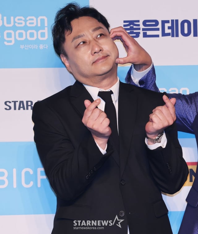코미디언 김수용이 29일 오후 부산 해운대구 벡스코 오디토리움에서 진행된 ‘제13회 부산국제코미디페스티벌(BICF)’ 블루카펫 행사에 참석해 포즈를 취하고 있다. /2025.08.29 /사진=이동훈 photoguy@