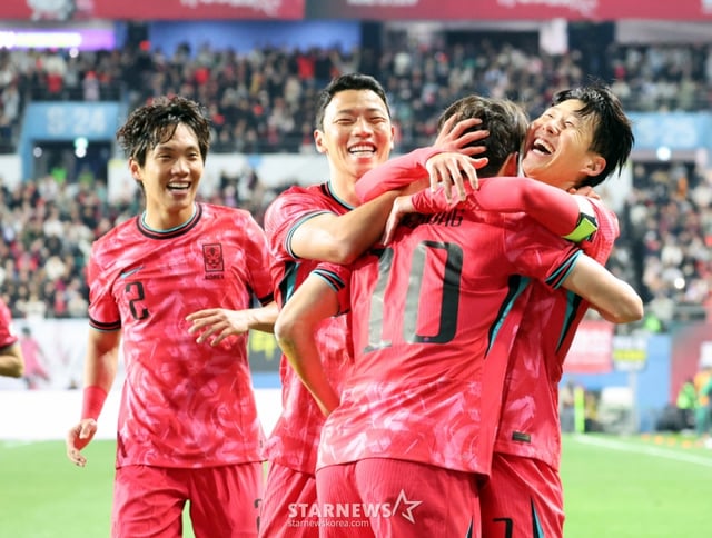 대표팀 주장 손흥민이 11월 14일 대전월드컵경기장에서 열린 대한민국축구대표팀과 볼리비아(FIFA 랭킹 76위)와의 친선경기에서 후반전 초반 프리킥을 성공시킨 후 센추리클럽에 가입한 이재성에 공을 돌리고 있다. /사진=강영조 선임기자
