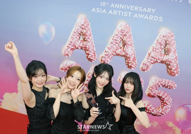 밴드 QWER이 6일 가오슝 내셔널 스타디움에서 진행된 스타뉴스 주최 '10주년 아시아 아티스트 어워즈 2025(10th Anniversary Asia Artist Awards 2025, '10주년 AAA 2025')에서 베스트밴드상을 수상한 뒤 포즈를 취하고 있다 /2025.12.06 /사진=이동훈 photoguy@