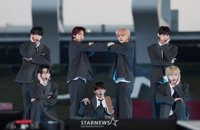 그룹 아홉이 7일 가오슝 내셔널 스타디움에서 진행된 스타뉴스 주최 '10주년 아시아 아티스트 어워즈 2025(10th Anniversary Asia Artist Awards 2025, '10주년 AAA 2025')를 기념하는 'ACON 2025'에서 멋진 무대를 선보이고 있다./2025.12.07 /사진=이동훈 photoguy@