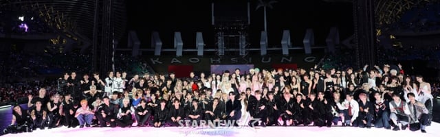 6일 가오슝 내셔널 스타디움에서 진행된 스타뉴스 주최 '10주년 아시아 아티스트 어워즈 2025(10th Anniversary Asia Artist Awards 2025, '10주년 AAA 2025')에서 전 출연진들이 기념촬영을 하고 있다. 12월 6일~7일 양일에 걸쳐 가오슝 내셔널 스타디움에서 펼쳐지는 '10주년 아시아 아티스트 어워즈 2025(10th Anniversary Asia Artist Awards 2025, '10주년 AAA 2025')'와 페스타 'ACON 2025'는 MTN(머니투데이방송)과 위버스(Weverse)를 통해 각각 TV와 온라인 스트리밍으로 생중계 된다. /2025.12.06 /사진=임성균 tjdrbs23@
