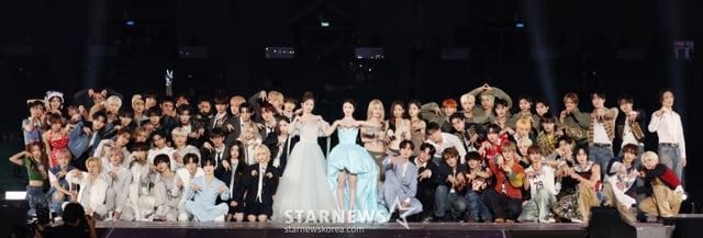 7일 가오슝 내셔널 스타디움에서 진행된 스타뉴스 주최 '10주년 아시아 아티스트 어워즈 2025(10th Anniversary Asia Artist Awards 2025, '10주년 AAA 2025')를 기념하는 'ACON 2025'에서 출연진들이 기념촬영을 하고 있다. 'ACON 2025'는 'AAA'의 10주년을 기념하고 함께 축하하는 의미에서 열리는 페스타로, 배우 이준영과 i-dle(아이들) 슈화, 크래비티 앨런, 키키 수이가 MC를 맡아 'ACON 2025'를 이끌고 넥스지(NEXZ), 아홉(AHOF), 애쉬 아일랜드(Ash Island), 에이티즈(ATEEZ), 우즈(WOODZ), 이이경, 최예나(YENA), 키스오브라이프(KISS OF LIFE), 키키(KiiiKiii), 킥플립(KickFlip), 크래비티(CRAVITY), 싸이커스(xikers), SB19(에스비나인틴), QWER(큐더블유이알) 등이 출연한다. /2025.12.07 /사진=김휘선 hwijpg@