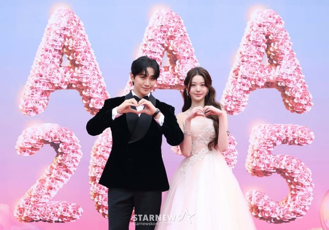 MC를 맡은 배우 이준호, 가수 장원영이 6일 가오슝 내셔널 스타디움에서 진행된 스타뉴스 주최 '10주년 아시아 아티스트 어워즈 2025(10th Anniversary Asia Artist Awards 2025, '10주년 AAA 2025') 레드카펫 행사에 참석해 포즈를 취하고 있다. 12월 6일~7일 양일에 걸쳐 가오슝 내셔널 스타디움에서 펼쳐지는 '10주년 아시아 아티스트 어워즈 2025(10th Anniversary Asia Artist Awards 2025, '10주년 AAA 2025')'와 페스타 'ACON 2025'는 MTN(머니투데이방송)과 위버스(Weverse)를 통해 각각 TV와 온라인 스트리밍으로 생중계 된다. /2025.12.06 /사진=이동훈 photoguy@